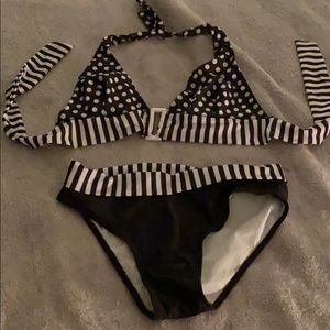 Black and white 2 piece bikini sz L